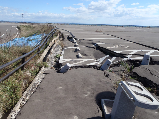 平成２４年度県港施災２１００１－Ａ０１号　雷神ふ頭外舗装復旧工事（復旧前）