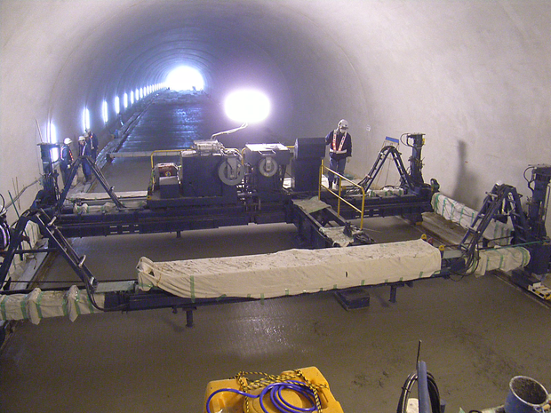 浜田・三隅道路　吉地第２トンネルコンクリート舗装工事