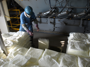 改質剤をアスファルト合材に投入